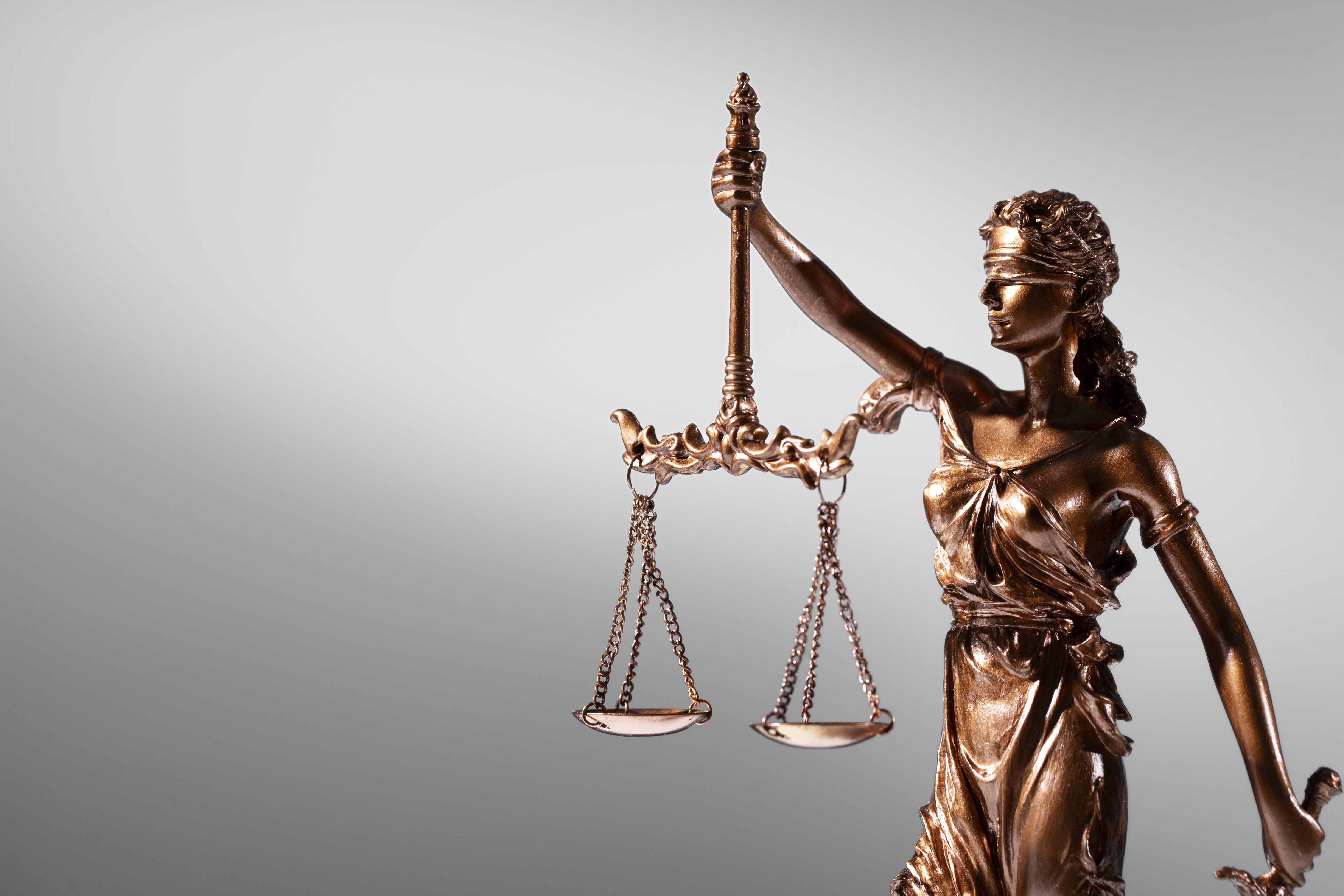 Estatua de la Dama de la Justicia representando excelencia legal